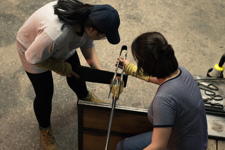 fan su glass blowing